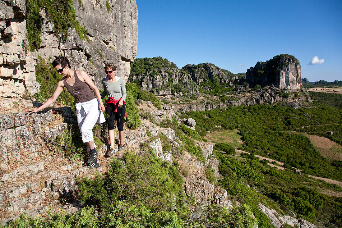Zwei Frauen auf einem Wanderweg an einer Felswand, Jerzu, Sardinien, Italien, Europa