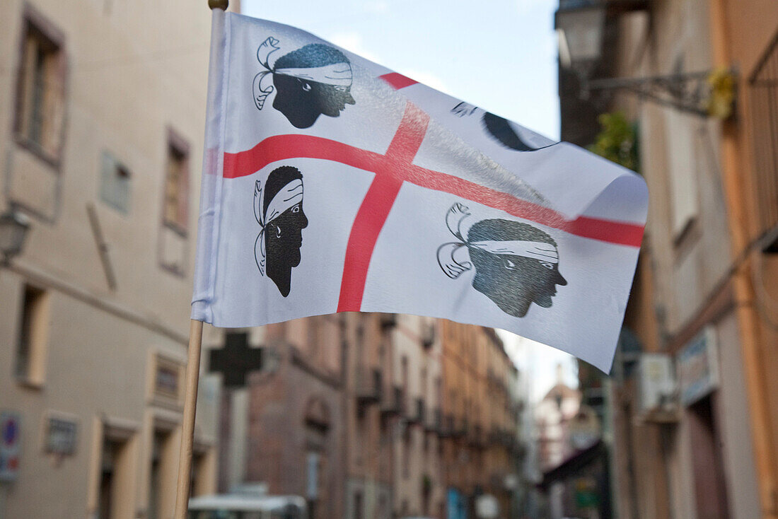Sardische Flagge zwischen den Häusern der Altstadt, Bosa, Sardinien, Italien, Europa