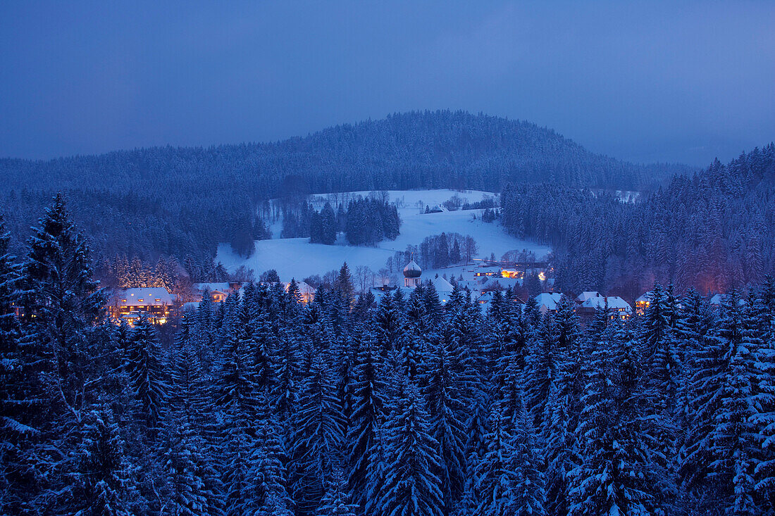 Blick an Winterabend auf Hinterzarten, Schwarzwald, Baden-Württemberg, Deutschland, Europa