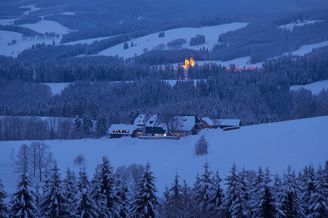Winterabend, Blick vom Thurner über den Brosihof und St. Märgen, Schwarzwald, Baden-Württemberg, Deutschland, Europa