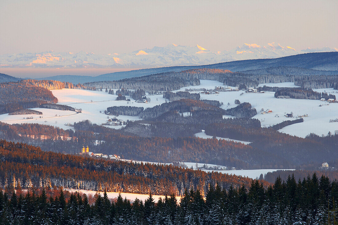 Winter, Blick vom Kandel auf den Schwarzwald mit St.Märgen, dem Thurner und den Schweizer Alpen, Schwarzwald, Baden-Württemberg, Deutschland, Europa