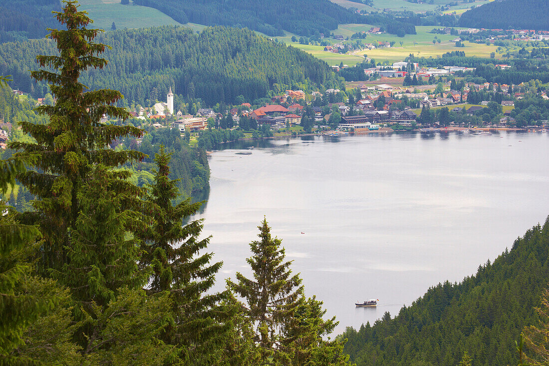 Blick auf Titisee-Neustadt am Titisee, Sommertag, Schwarzwald, Baden-Württemberg, Deutschland, Europa