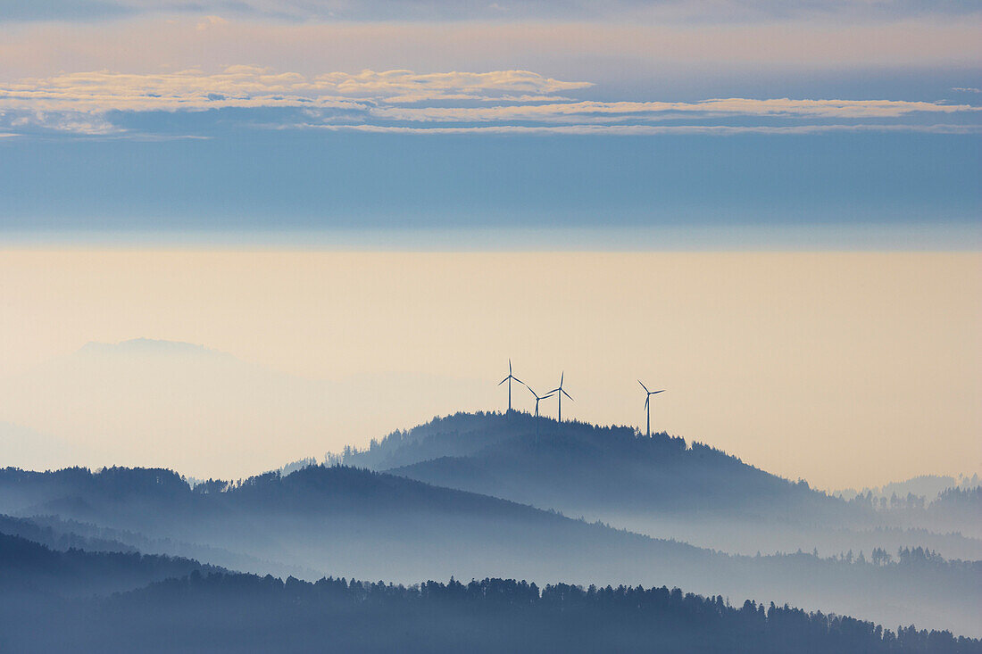 Wintertag auf dem Kandel, Roßkopf mit Windrädern, Inversionslage, Nebel, Schwarzwald, Baden-Württemberg, Deutschland, Europa