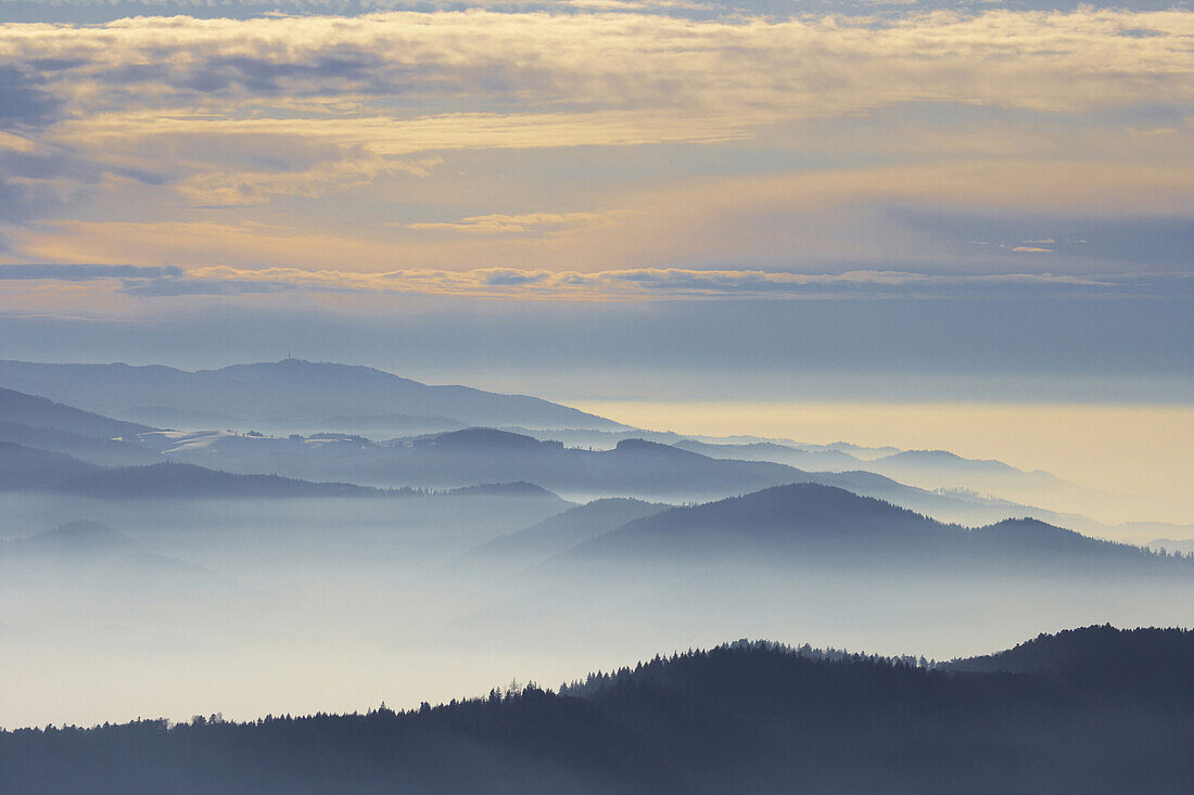 Winterabend auf dem Kandel, Vorbergzone mit Blauen, Inversionslage, Nebel, Schwarzwald, Baden-Württemberg, Deutschland, Europa