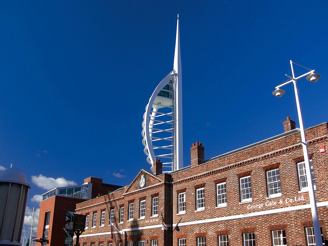 The Old Customs House with Spinnaker Tower in background, Portsmouth, Hampshire, UK, England