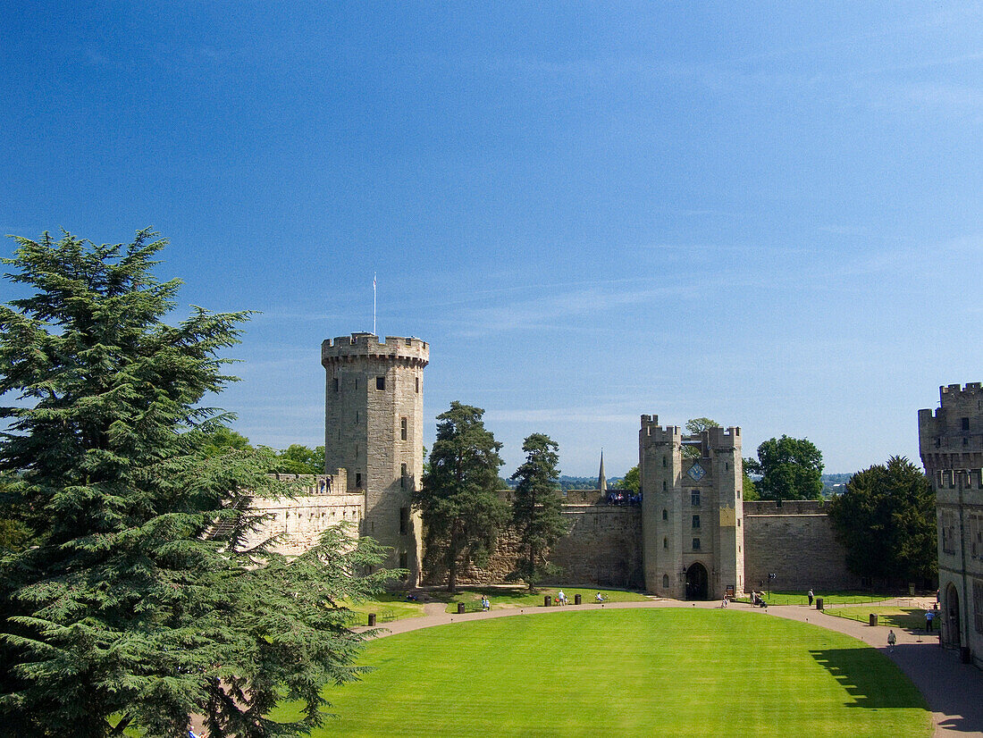Warwick Castle, the Gatehouse and Barbican with Guys Tower, Warwick, Warwickshire, UK, England