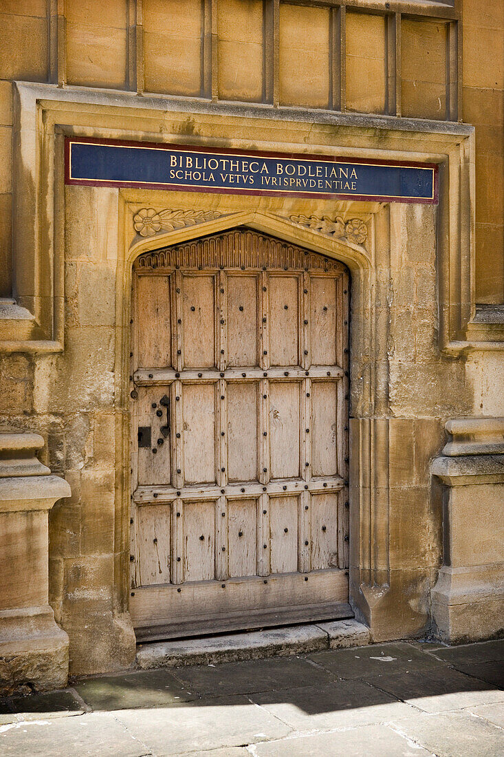 Oxford University, Bodleian Library with Latin inscription over door, Oxford, Oxfordshire, UK, England