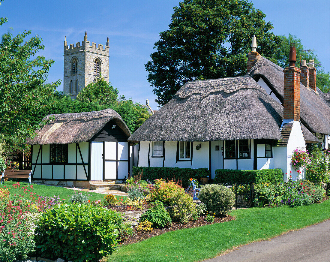 Ten Penny Cottage, thatched cottage and garden, Welford-on-Avon, Warwickshire, UK, England