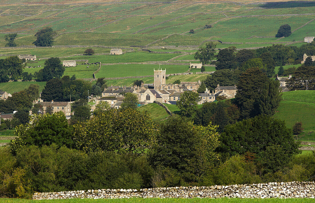 View over village n the Yorkshire Dales National Park, Askrigg, Yorkshire, UK, England