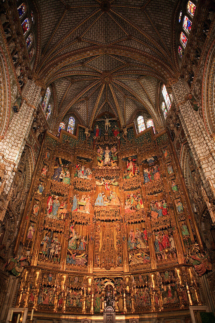 Cathedral interior, high altar reredos, Toledo, Castilla-La Mancha, Spain