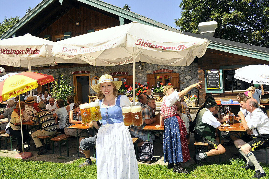 Kellnerin serviert Bier, Almhütte am Hochries, Samerberg, Chiemgau, Bayern, Deutschland