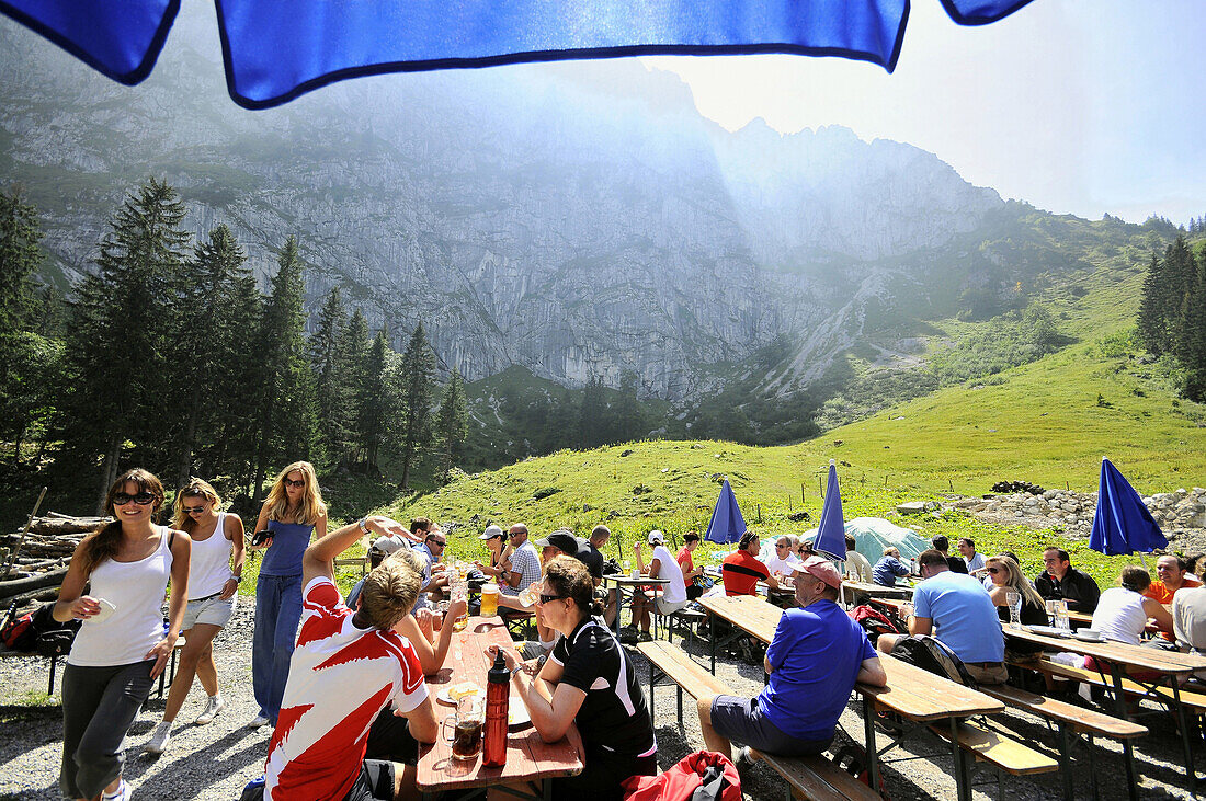 Gäste im Biergarten der Tutzinger Hütte, Benediktenwand, Bayern, Deutschland