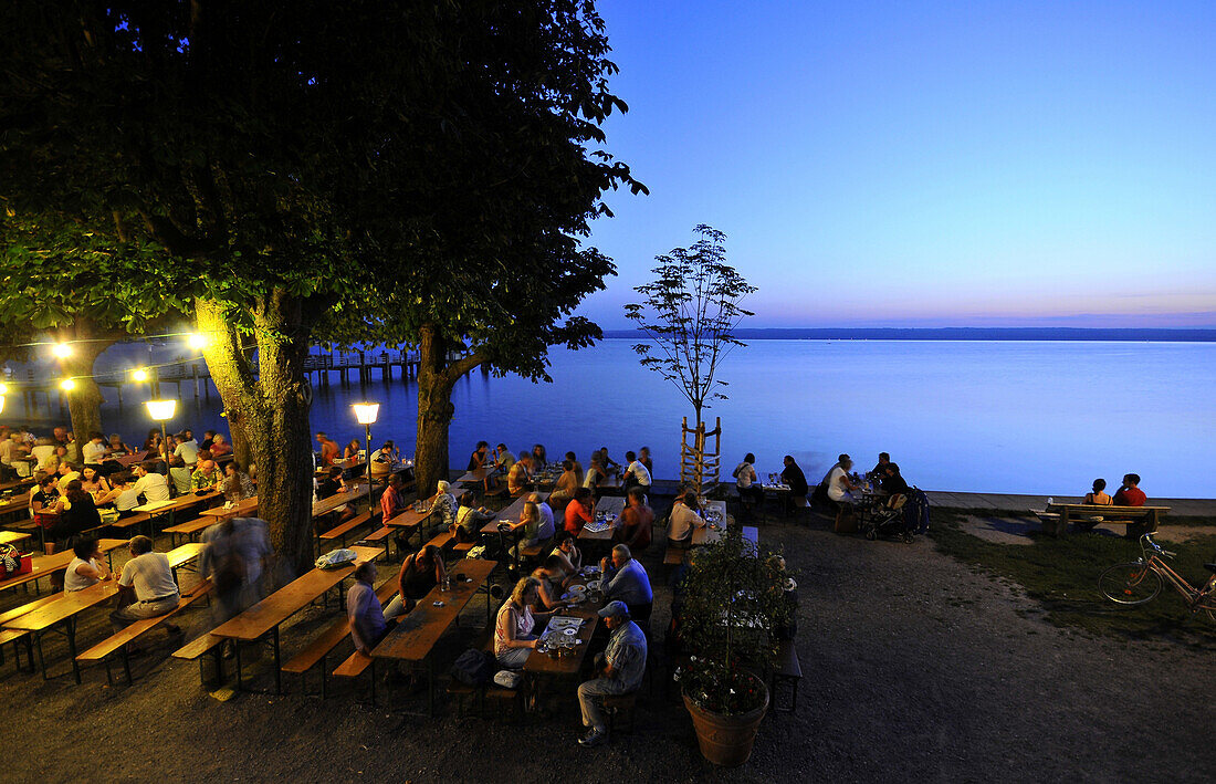 Gäste in einem Biergarten an der Seepromenade, Herrsching am Ammersee, Bayern, Deutschland
