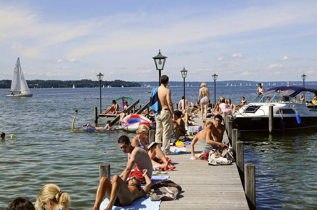 Badegäste auf einem Steg am Starnberger See, Seeshaupt, Bayern, Deutschland