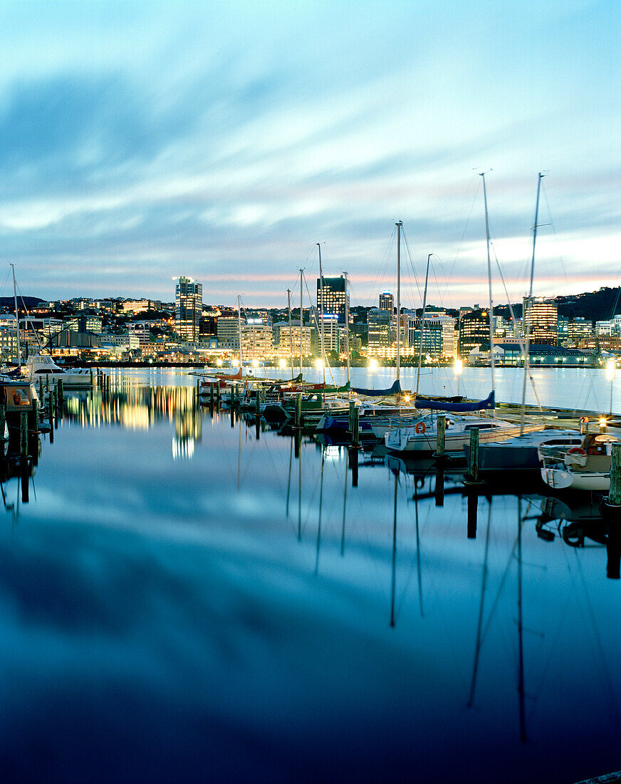 Segelboote in Chaffers Marina im Lambton Harbour am Abend, Blick auf den Central Business District, Wellington, Nordinsel, Neuseeland