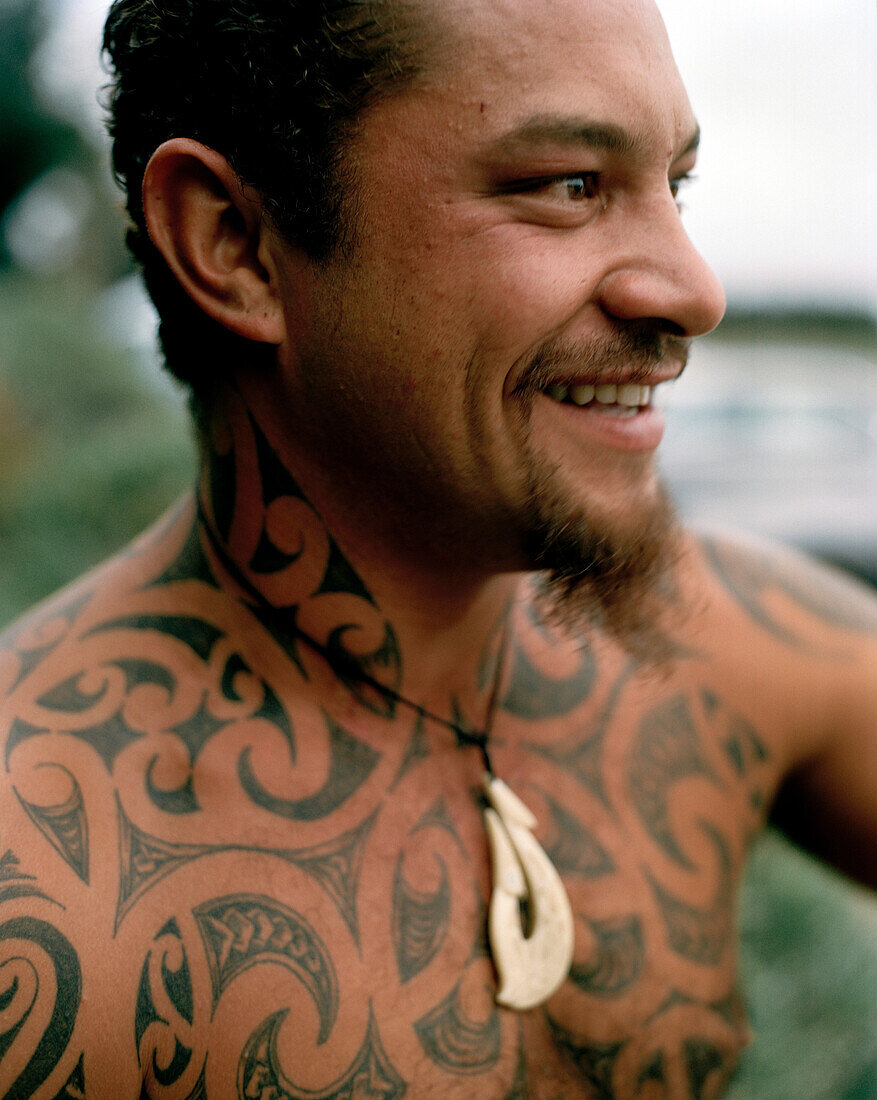 Maori Mann Louis mit traditioneller Tätowierung am Oberkörper, Nordinsel, Neuseeland