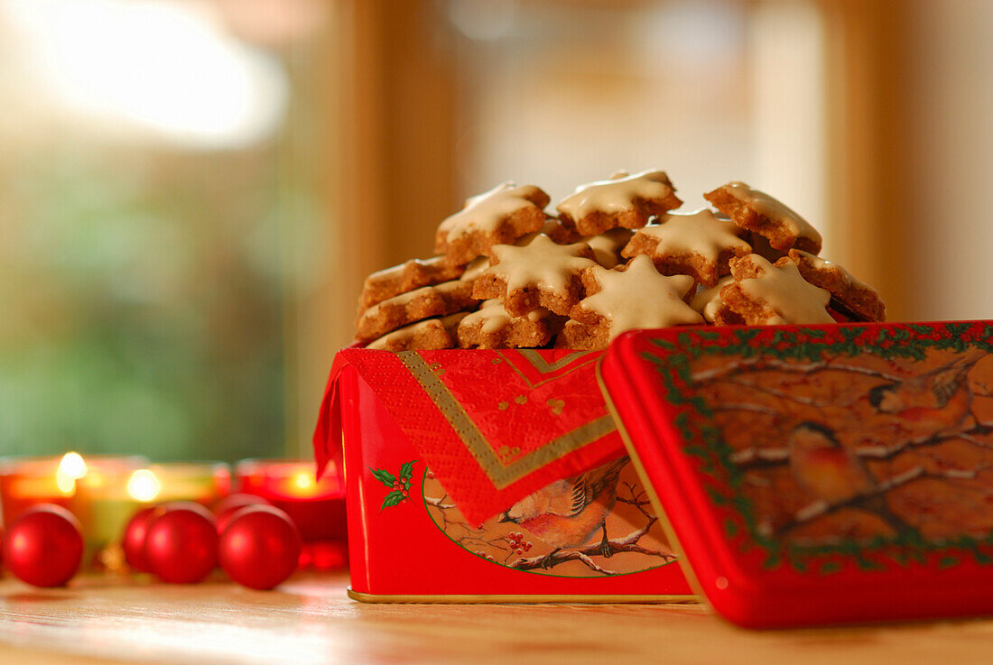 Weihnachtsgebäck Zimtsterne türmen sich in weihnachtlicher Dose