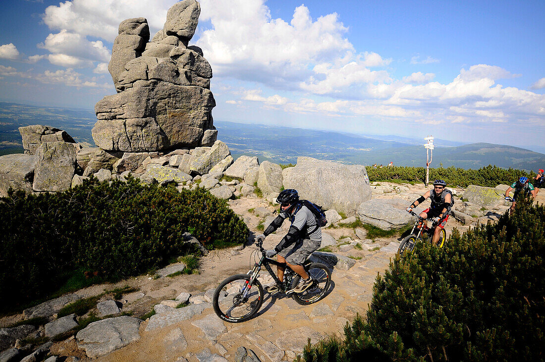 Menschen mit Mountainbike an der Slonecznik Felsformation, Riesengebirge, Nieder Schlesien, Polen, Europa
