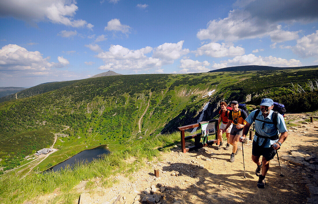Wanderer auf einem Wanderweg oberhalb des Malego Sees, Riesengebirge, Nieder Schlesien, Polen, Europa