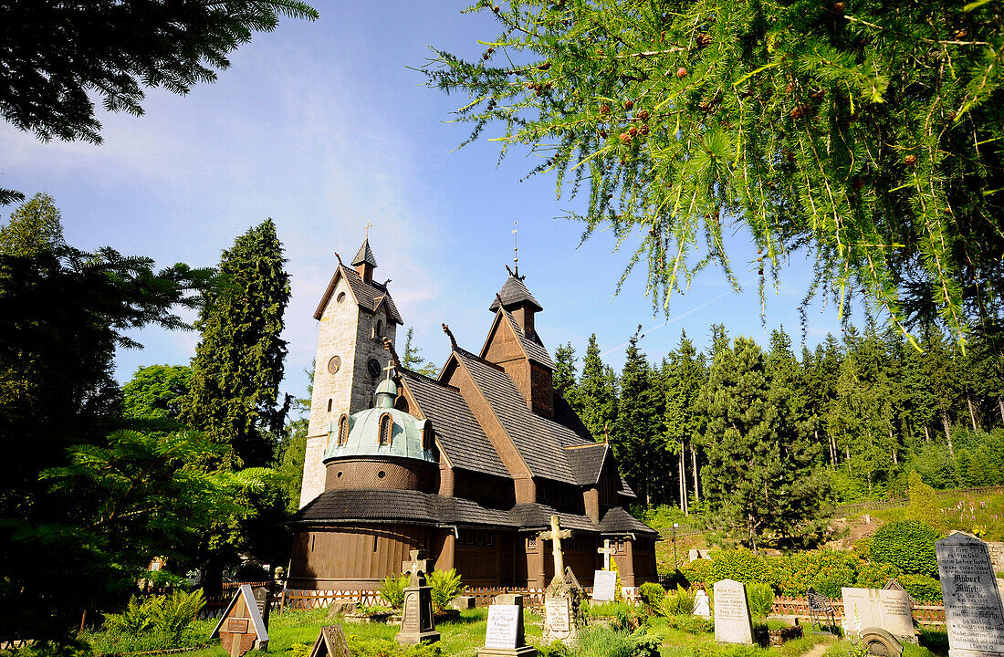 Stabholzkirche Wang und der Friedhof im Sonnenlicht, Karpacz, Riesengebirge, Nieder-Schlesien, Polen, Europa