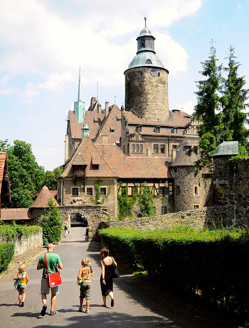 Tourists in front of Tschochau castle in the sunlight, Bohemian mountains, lower-Silesia, Poland, Europe