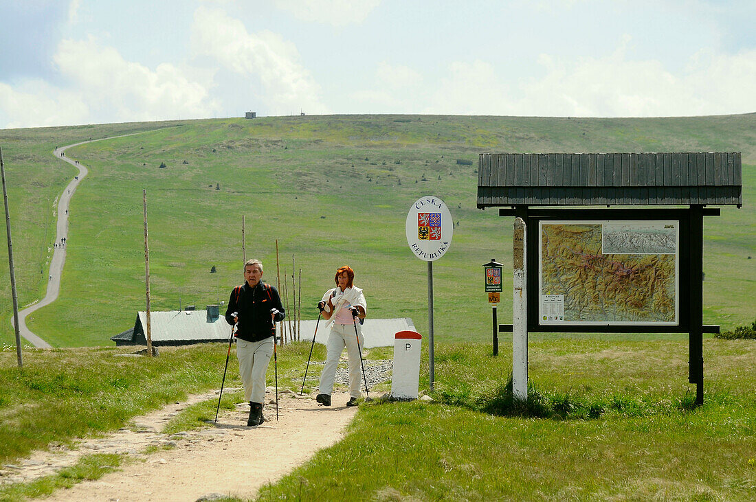Wanderer mit Wanderstöcken an der Grenze an der Lucni Hütte, Riesengebirge, Ost-Böhmen, Tschechien, Europa
