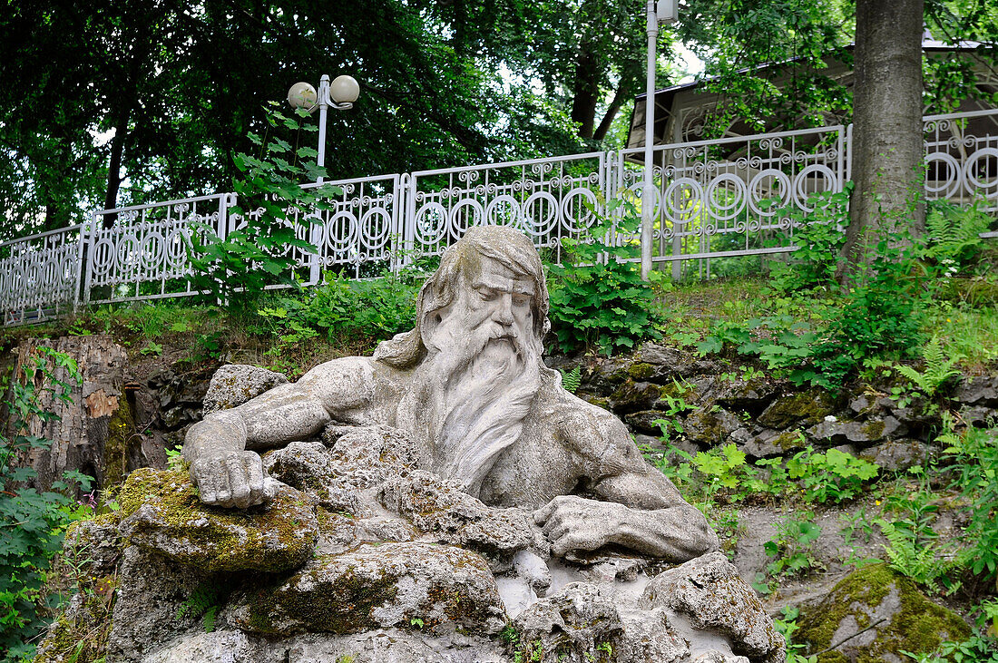 Steinskulptur von Rübezahl im Dorf Janske Lazne, Riesengebirge, Ost-Böhmen, Tschechien, Europa