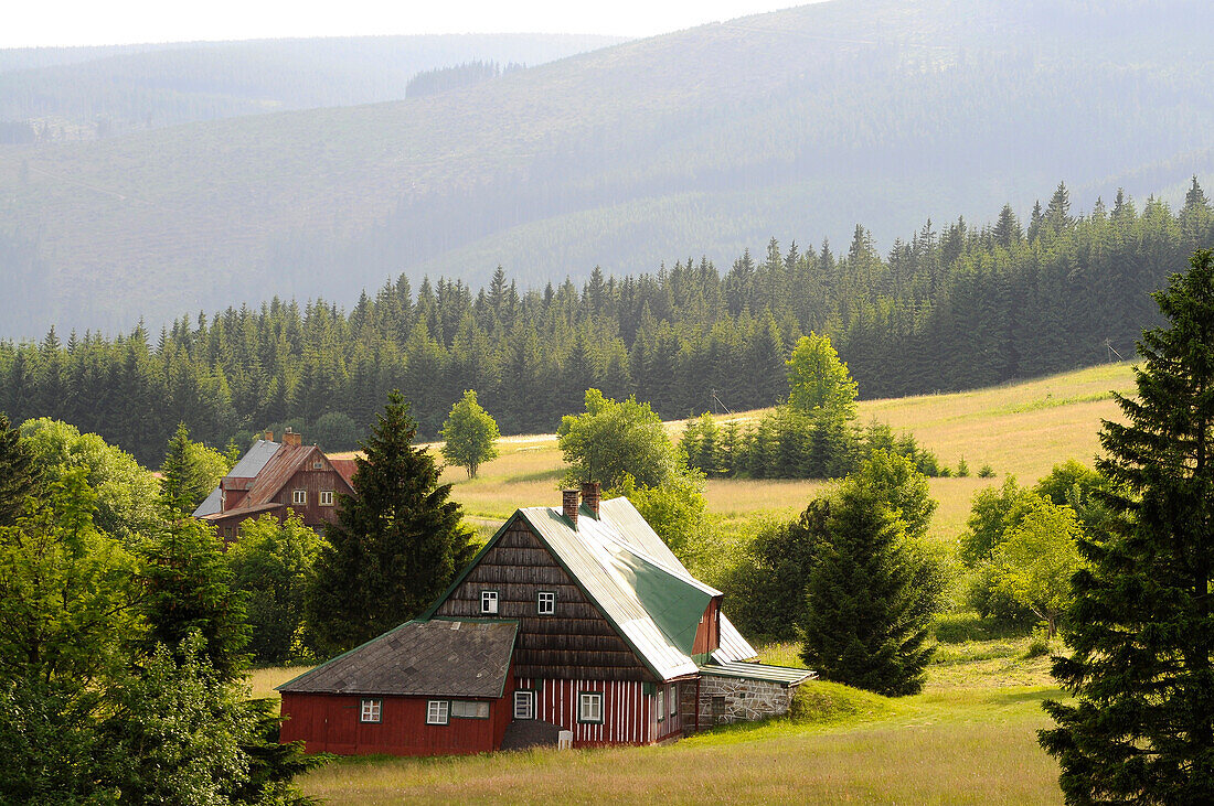 Landschaft mit Häusern am Okraj Pass, Riesengebirge, Ost-Böhmen, Tschechien, Europa