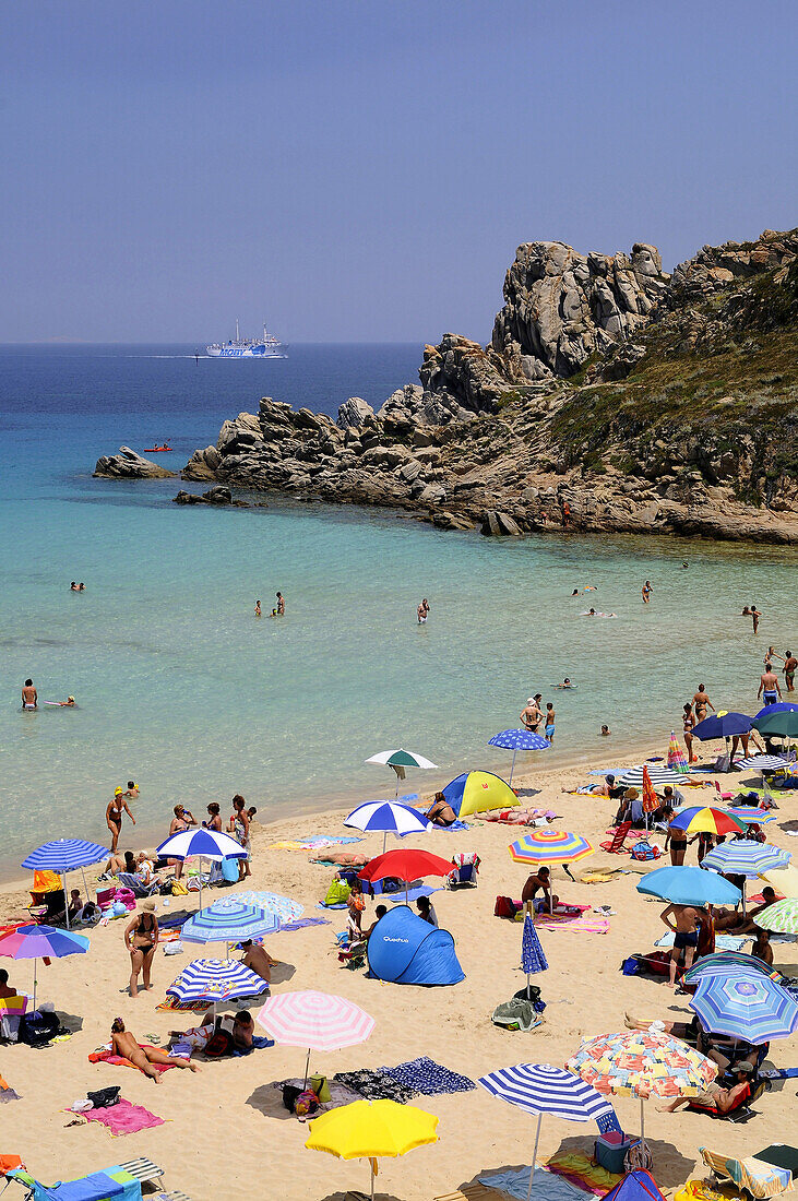 Menschen am Strand im Sonnenlicht, Santa Teresa, Nord Sardinien, Italien, Europa