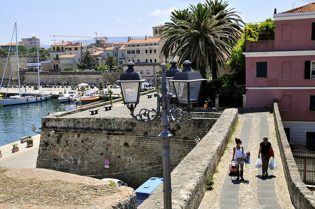 Blick auf die Bastion und den Hafen im Sonnenlicht, Alghero, Sardinien, Italien, Europa