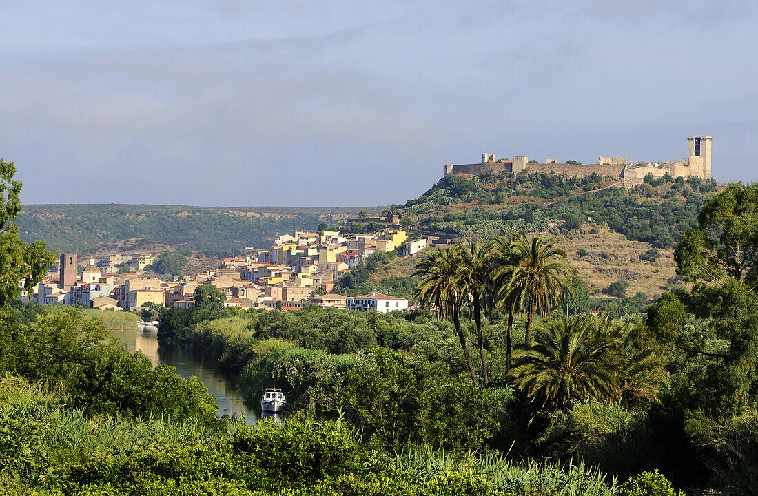 Blick über den Fluss Temo auf die Häuser und die Burg der Stadt Bosa, Sardinien, Italien, Europa