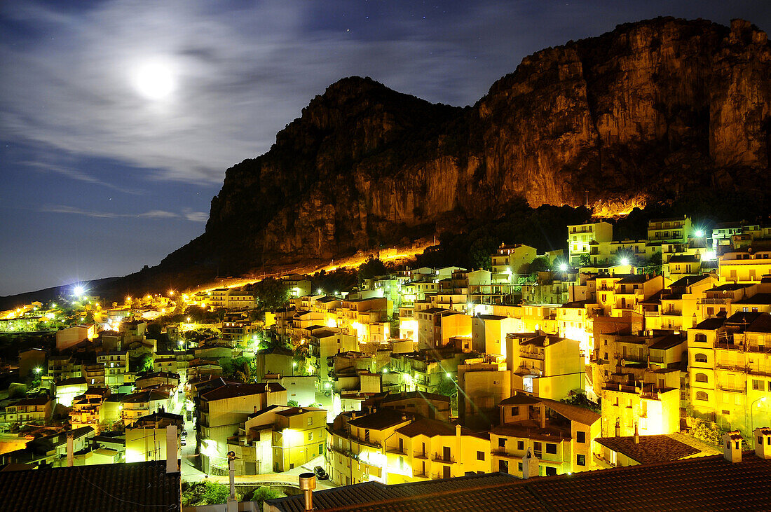 Die beleuchtete Stadt Ulassai im Gennargentu Gebirge bei Nacht, Sardinien, Italien, Europa
