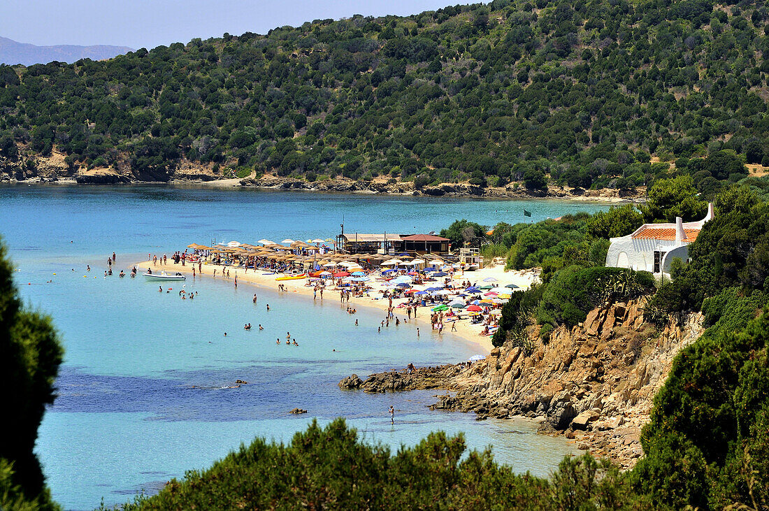 Blick auf Menschen am Strand an der Costa del Sud, Süd Sardinien, Italien, Europa