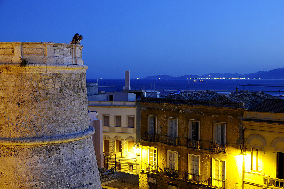 Blick auf die Bastione und Häuser am Abend, Sardinien, Italien, Europa