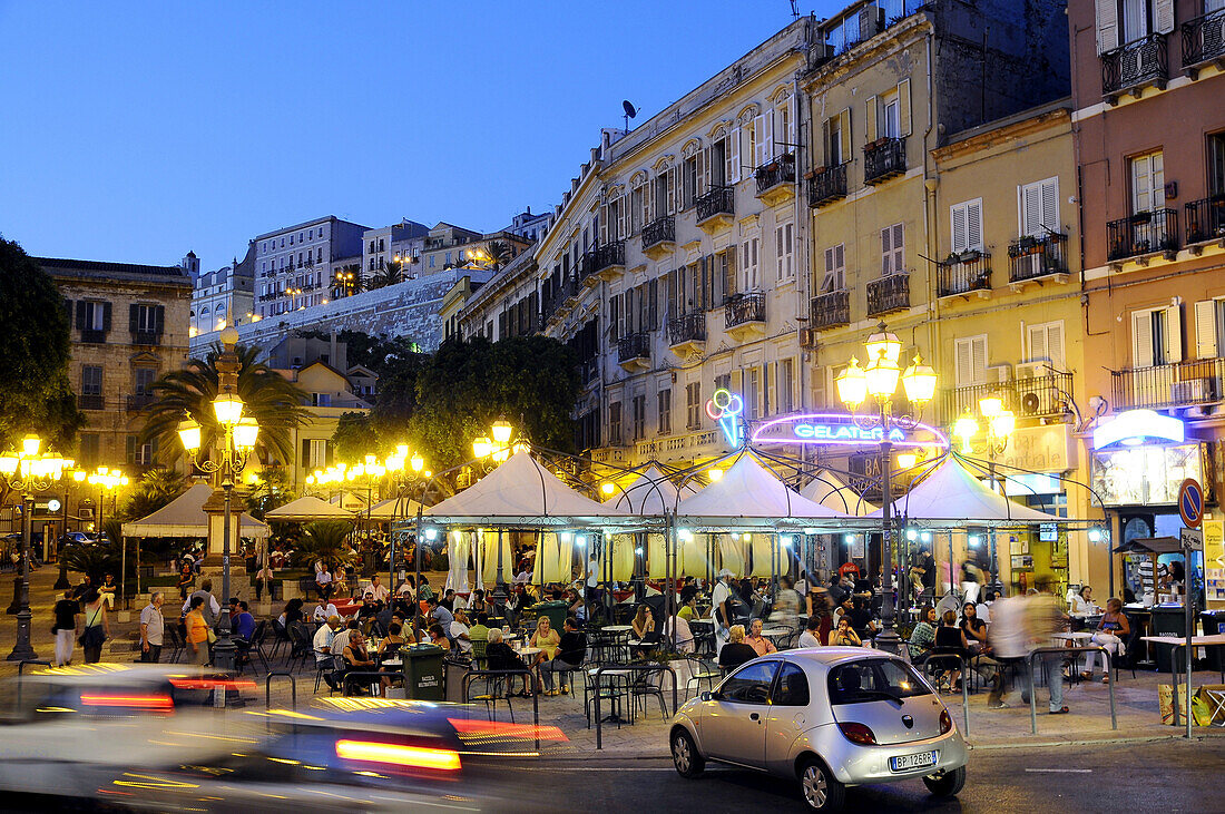 Menschen sitzen in Restaurants auf der Piazza Yenne am Abend, Marinaviertel, Cagliari, Sardinien, Italien, Europa