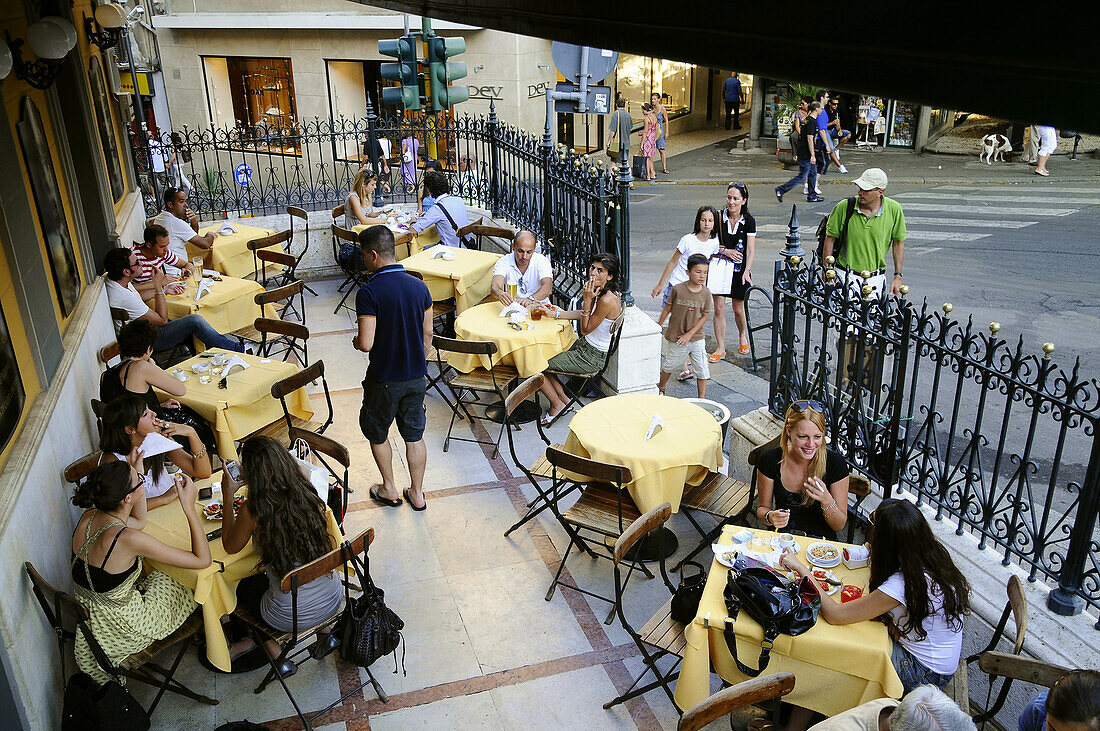 Menschen auf der Terrasse des Antico Café, Cagliari, Sardinien, Italien, Europa