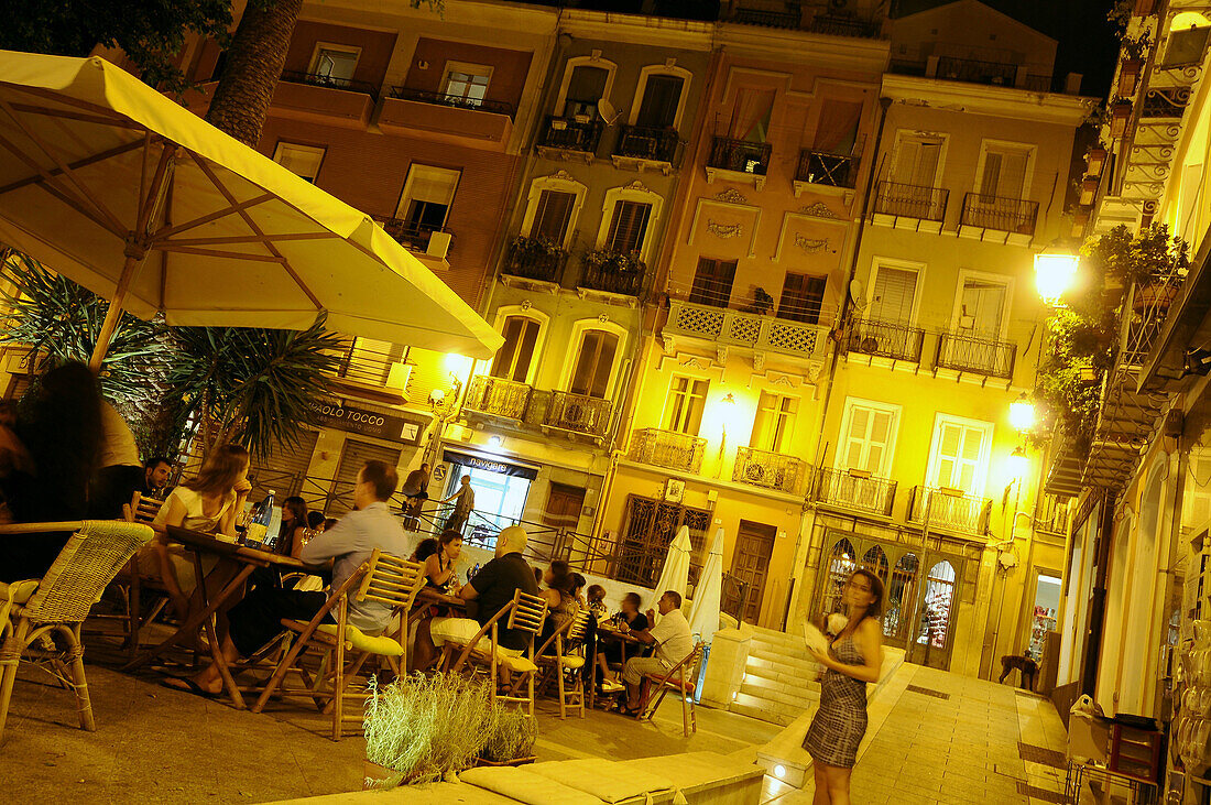 Menschen sitzen abends vor Restaurants im Marinaviertel, Cagliari, Sardinien, Italien, Europa