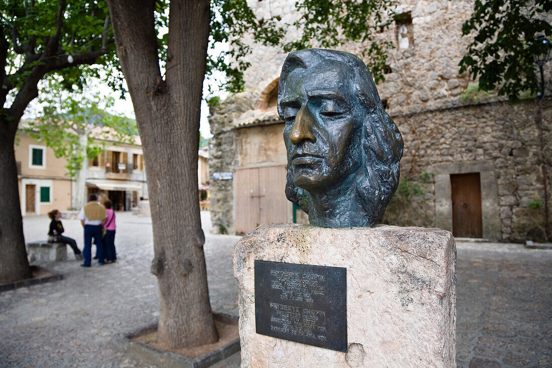 Büste von Frédéric Chopin vor der Kartause von Valldemossa, Valldemossa, Tramuntana Gebirge, Mallorca, Balearen, Mittelmeer, Spanien, Europa, Europa