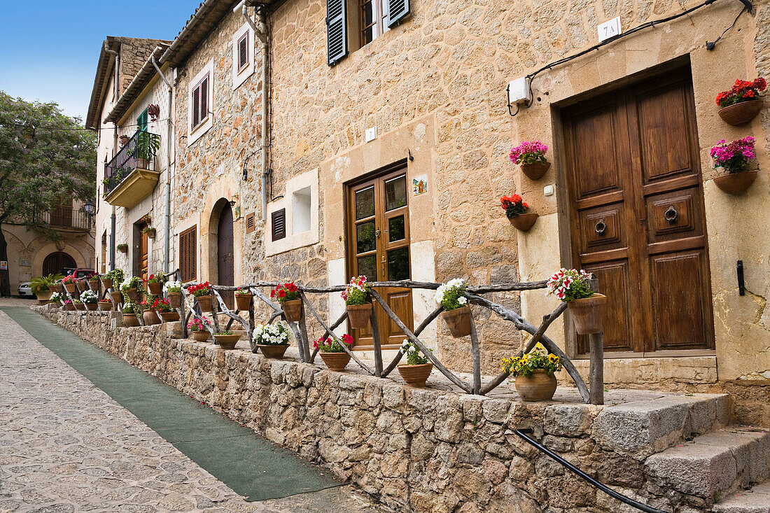 Häuser und Straße in Valldemossa, Tramuntana Gebirge, Mallorca, Balearen, Spanien, Europa