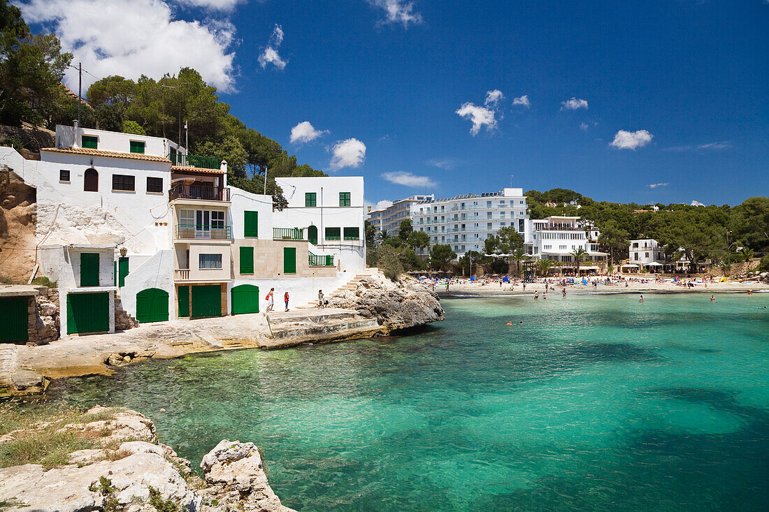 Hotel und Bucht Cala Santanyi unter blauem Himmel, Mallorca, Balearen, Spanien, Europa