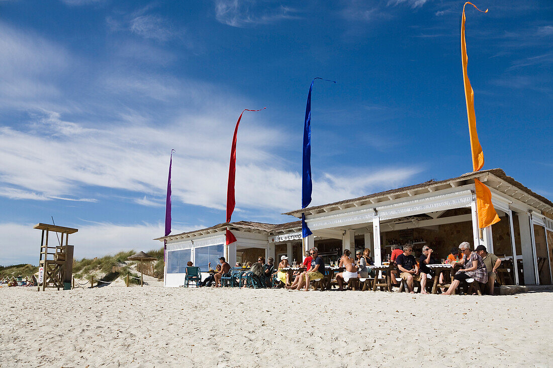 Menschen in einer Strandbar am Strand Es Trenc, Mallorca, Balearen, Spanien, Europa