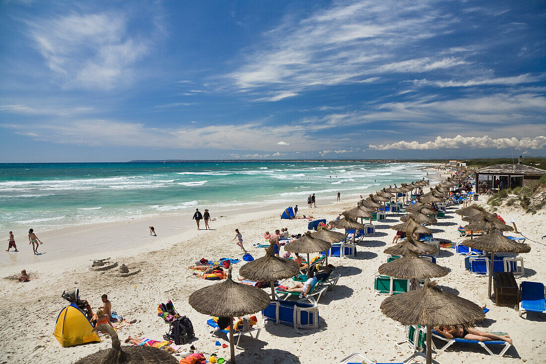 Menschen am Strand Es Trenc im Sonnenlicht, Mallorca, Balearen, Spanien, Europa