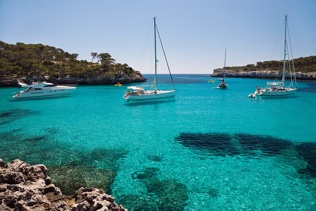 Segelyachten in der Bucht Cala Mondragó im Sonnenlicht, Mallorca, Balearen, Mittelmeer, Spanien, Europa