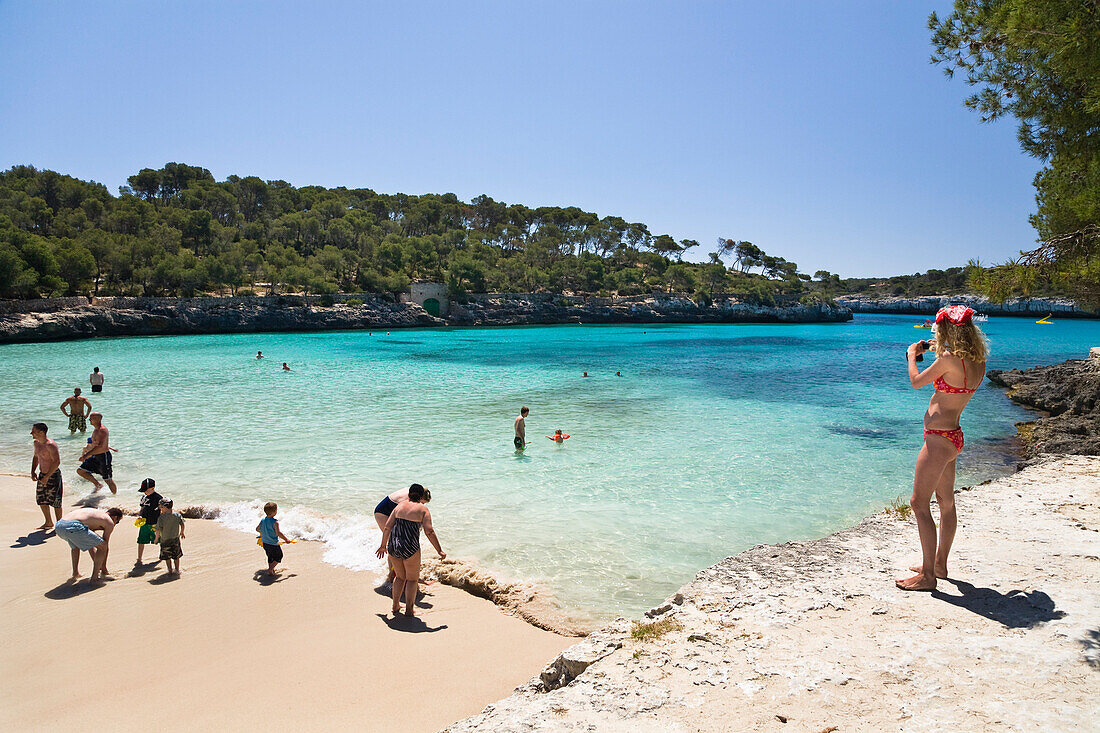 Menschen am Strand in der Bucht Caló d'en Garrot, Cala Mondragó, Mallorca, Balearen, Mittelmeer, Spanien, Europa