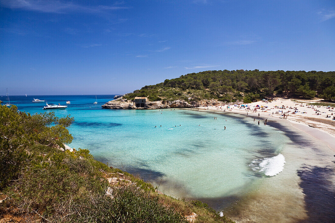 Menschen am Strand in der Bucht s'Amarador, Cala Mondragó, Parc Natural de Mondragó, Mallorca, Balearen, Mittelmeer, Spanien, Europa