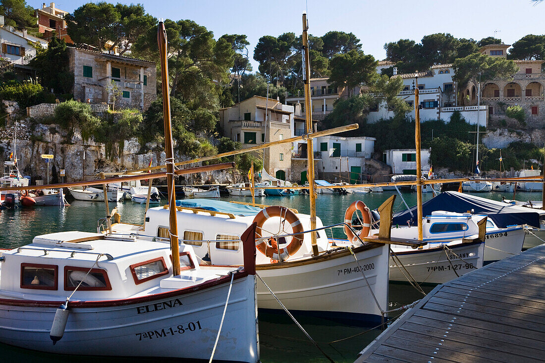 Boote an der Anlegestelle im Hafen in Cala Figuera, Mallorca, Balearen, Mittelmeer, Spanien, Europa