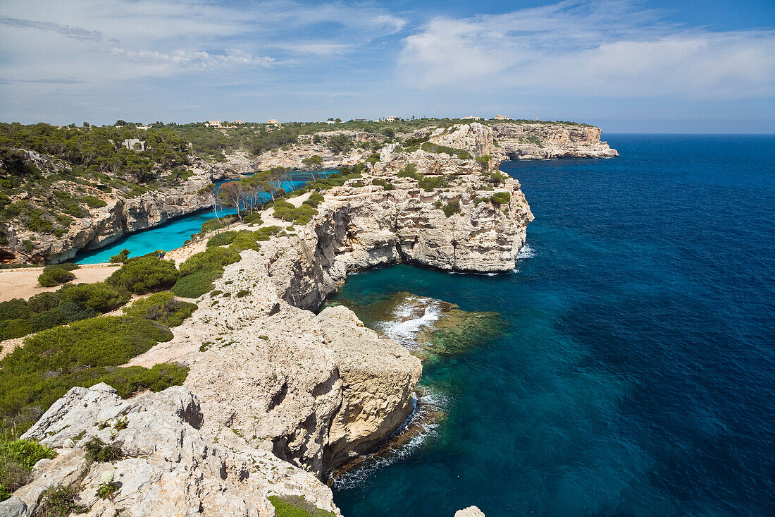 Blick auf Steilküste unter Wolkenhimmel, Mallorca, Balearen, Mittelmeer, Spanien, Europa