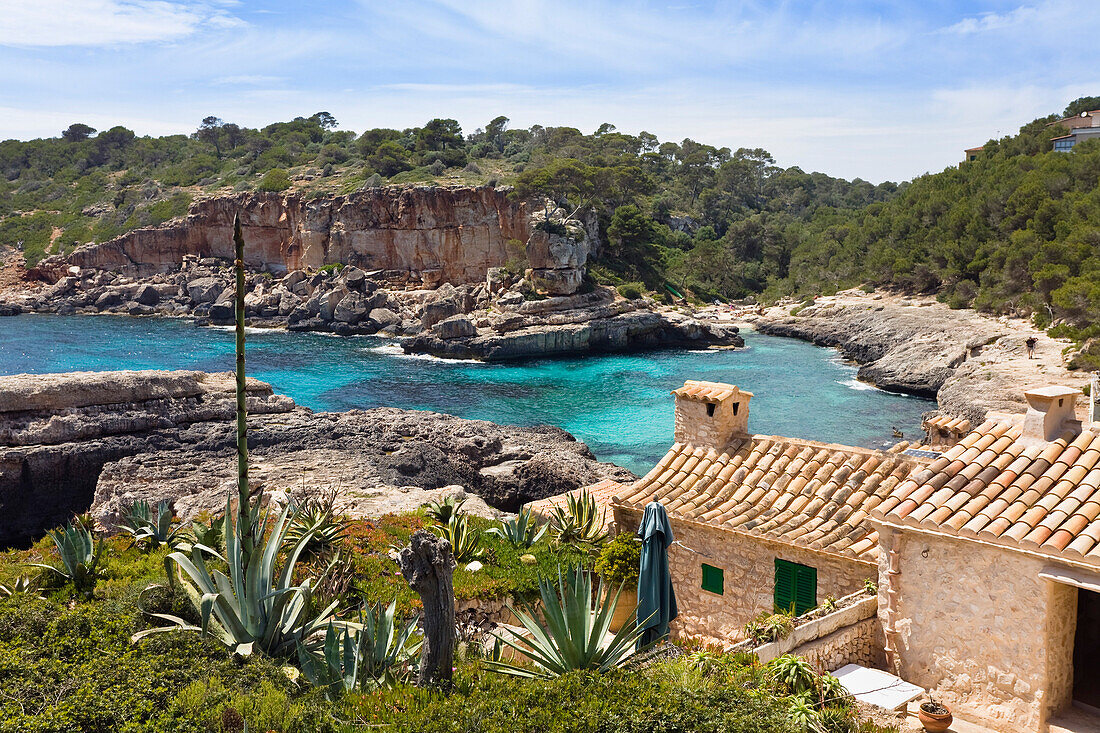 Häuser an der Küste unter Wolkenhimmel, Cala s'Almonia, Mallorca, Spanien, Europa