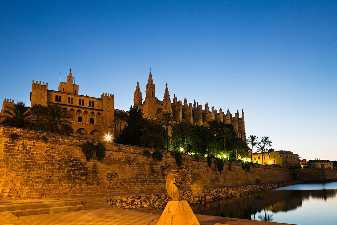 Kathedrale La Seu unter blauem Himmel am Abend, Palma, Mallorca, Spanien, Europa