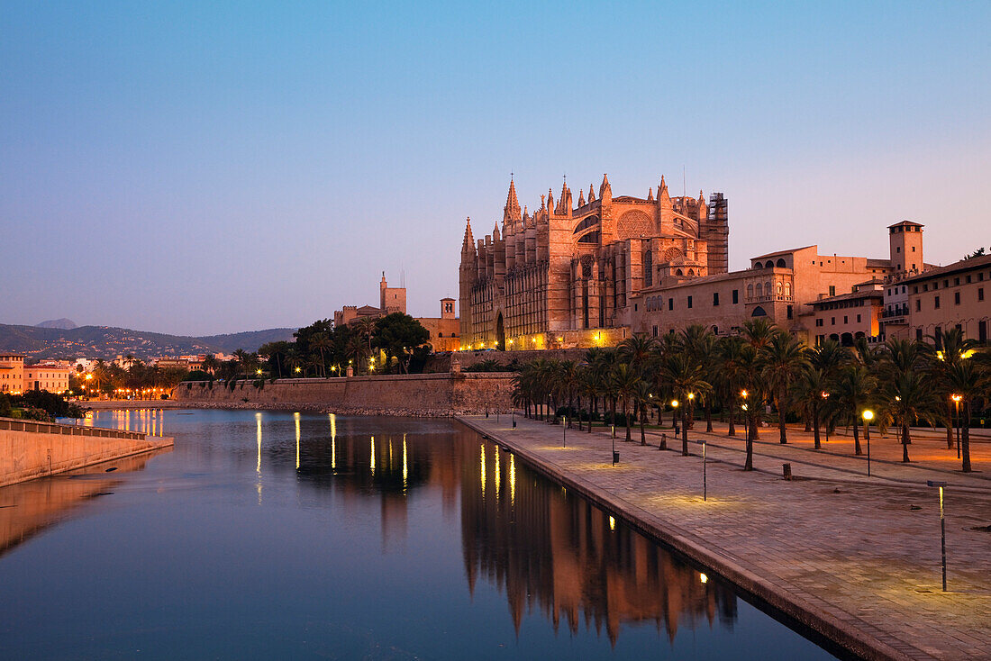Cathedral La Seu at Palma and Parc de la Mar at dawn, Mallorca, Balearic Islands, Mediterranean Sea, Spain, Europe